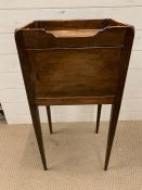 A mahogany bedside table on tapering legs (H82cm W40cm D34cm)