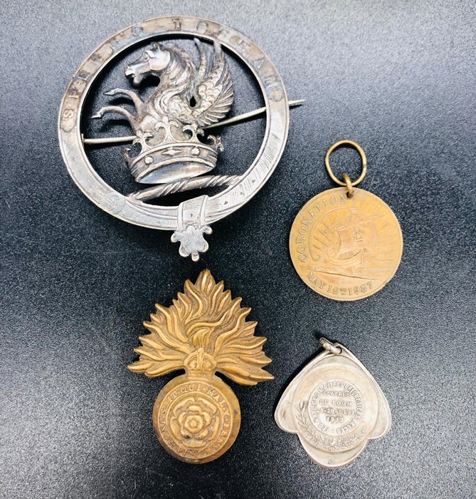 A selection of military badges and medallions to include: Fed Nat Le Des Maitres Briquetiers - Image 2 of 2