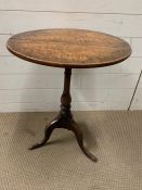 A mahogany side table on turned legs (H67cm Dia54cm)