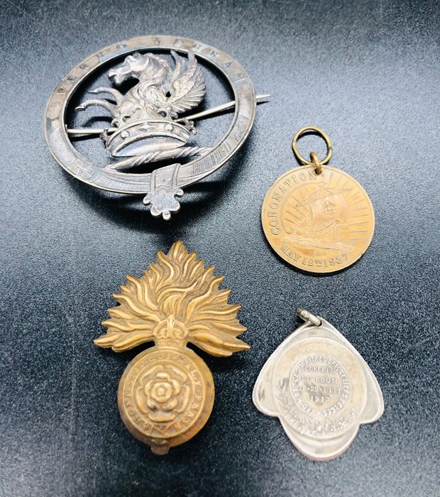 A selection of military badges and medallions to include: Fed Nat Le Des Maitres Briquetiers