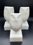 A set of three owl sculptures on plinths by Jonathan Adler (H23cm Sq10cm)