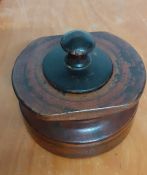 An old INDIAN wooden spice box (total height: 10cm; diameter: 12cm).