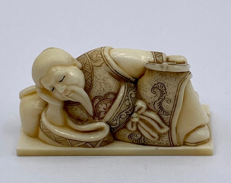 A carved and decorated erotic Japanese netsuke - Image 4 of 5