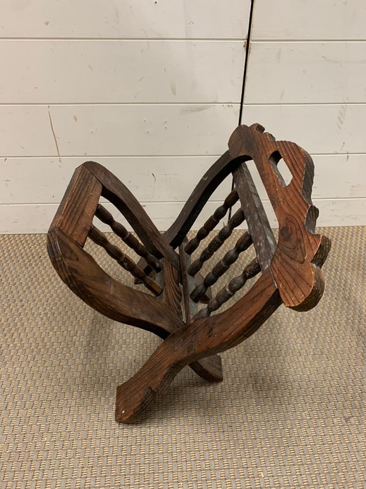 A folding oak magazine rack - Image 2 of 2