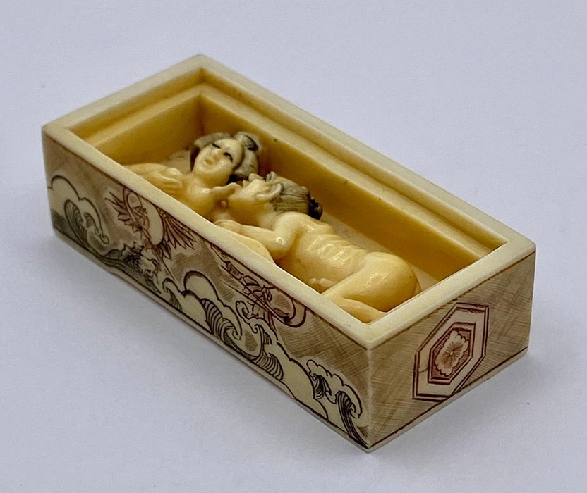 A carved and decorated erotic Japanese netsuke - Image 2 of 5