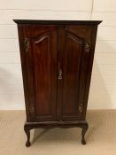 A mahogany music cabinet on cabriole legs (H100cm W52cm D44cm)