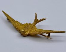 A 15ct gold bird, probably a swallow, brooch (Total Weight 3.3g)