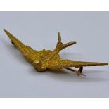 A 15ct gold bird, probably a swallow, brooch (Total Weight 3.3g)
