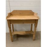 A pine wash stand on turned legs (H89cm W81cm D40cm)