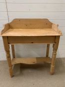 A pine wash stand on turned legs (H89cm W81cm D40cm)