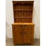 An antique pine dresser (H193cm W97cm D44cm)