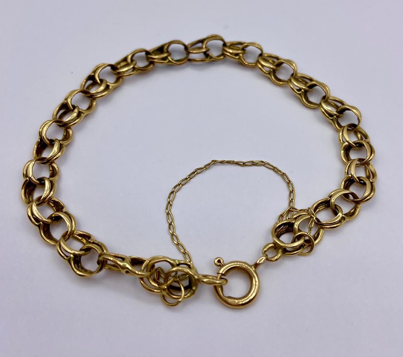 A 9ct gold bracelet (Total weight 6.3g)