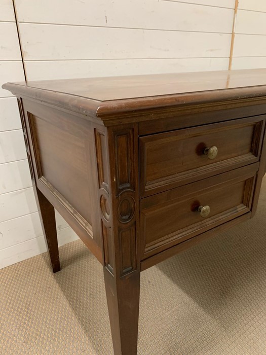 A mahogany knee hole desk with drawers to side and centre - Image 2 of 7