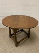 An oak drop sided side table (H46cm W60cm D46cm)