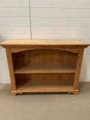 A pine bookcase (H90cm W122cm D36cm)