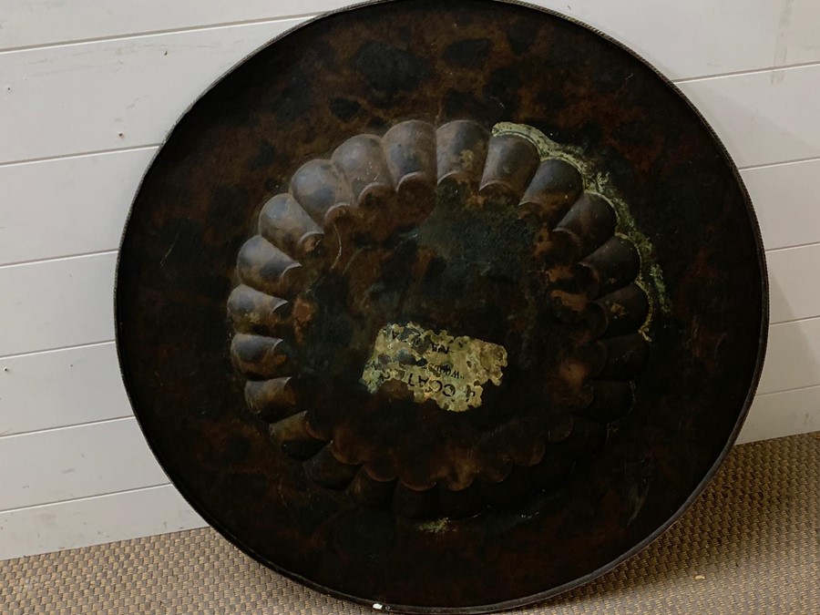 A large brass wall hanging plate (Dia77cm) - Image 3 of 5