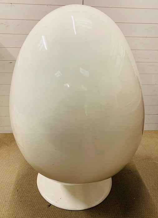 A Henrik Thor Larsen 1960 Ovalia Style egg chair with red upholstery - Image 3 of 7