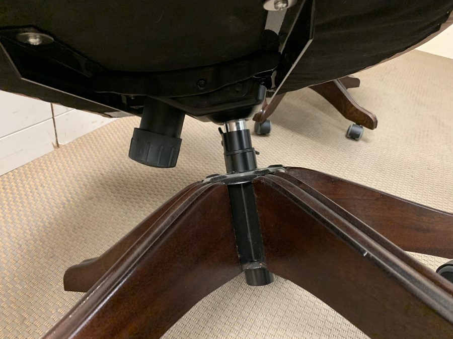 A leather captain's chairs on swivel bases with height adjustment - Image 2 of 5