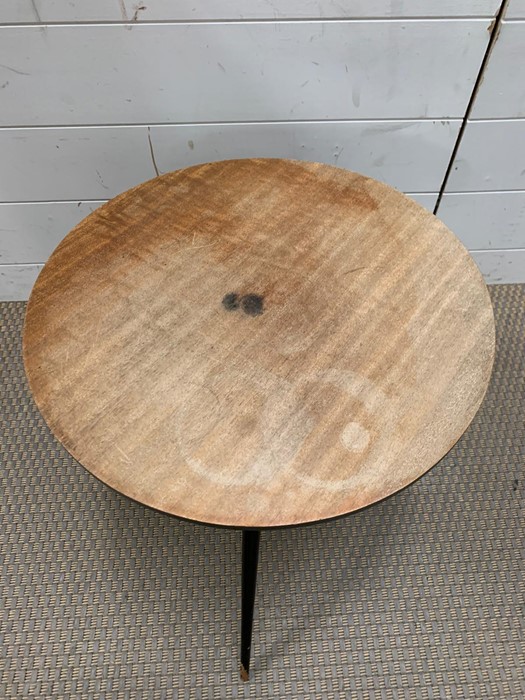 A Mid Century style table on tapered tri legs - Image 2 of 2