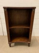 A small mahogany open bookcase on legs (H71cm W42cm D24cm)