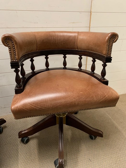 A leather captain's chairs on swivel bases with height adjustment - Image 4 of 5