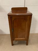 A mahogany bedside/pot cupboard (H83cm W40cm D37cm)