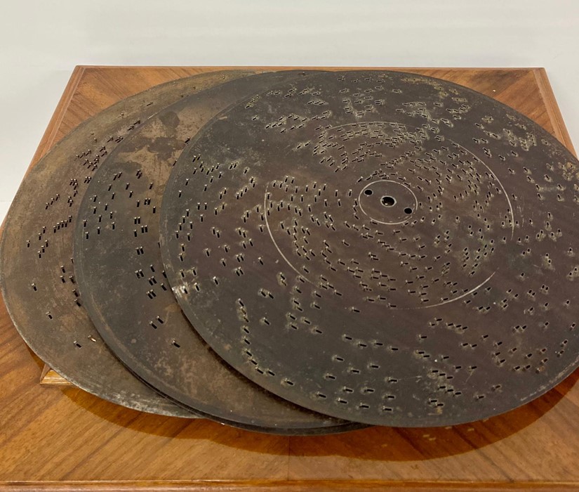 A Polyphon table top musical box, with a selection of Polyphon discs - Image 11 of 11