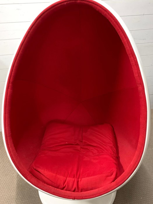 A Henrik Thor Larsen 1960 Ovalia Style egg chair with red upholstery - Image 5 of 7