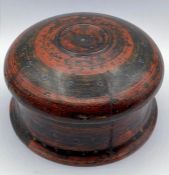 An old INDIAN wooden spice box (total height: 9cm; diameter: 15cm).