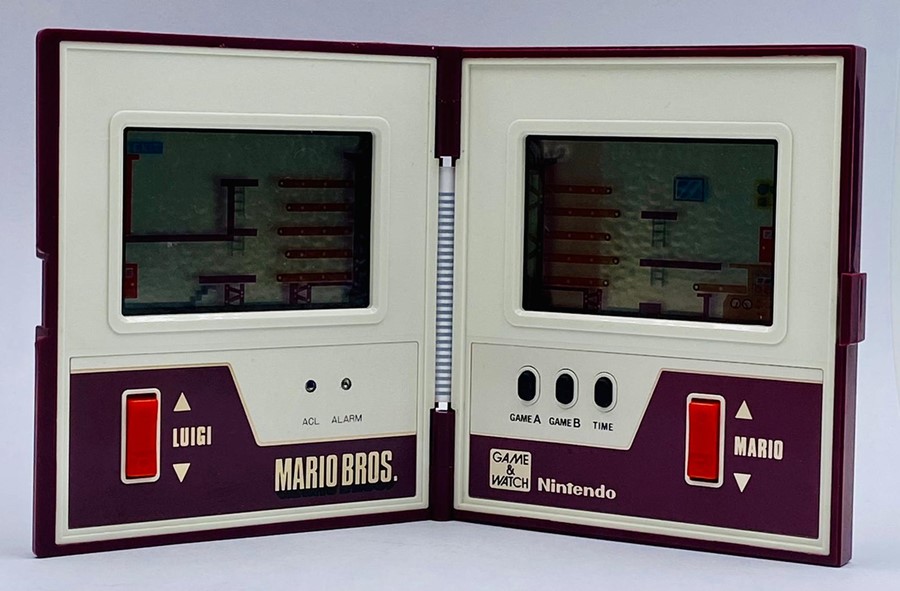 Three Vintage electronic games to include: Nintendo Game & Watch Mario Bros with original box and - Image 4 of 8