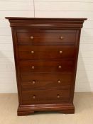 A mahogany chest of drawers on bracket feet (H133cm W90cm D51cm)