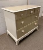 A painted chest of drawers on bracket feet (H71cm W83cm D46cm)