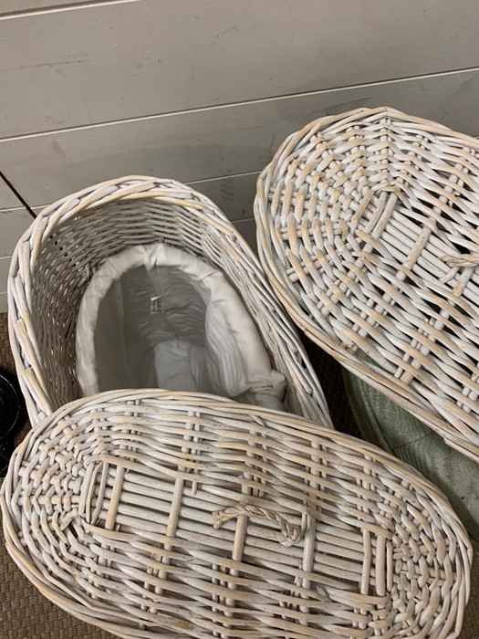 A stool and two wicker baskets - Image 2 of 4