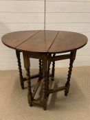 A gate leg side table with barley twist legs (H69CM W74cm D63cm)