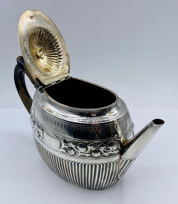 A silver teapot and sugar bowl, hallmarked London 1881, by William Hutton & Sons (Total weight - Image 3 of 8