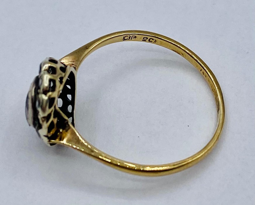 A 9ct gold ring in a daisy style.AF - Image 3 of 5