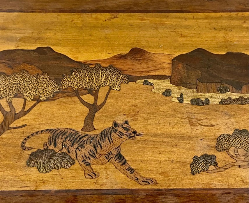 An inlaid wooden box with a savanna theme to the top and sides - Image 3 of 10