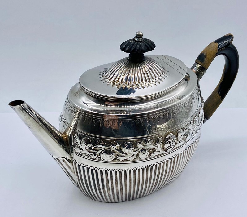 A silver teapot and sugar bowl, hallmarked London 1881, by William Hutton & Sons (Total weight - Image 2 of 8