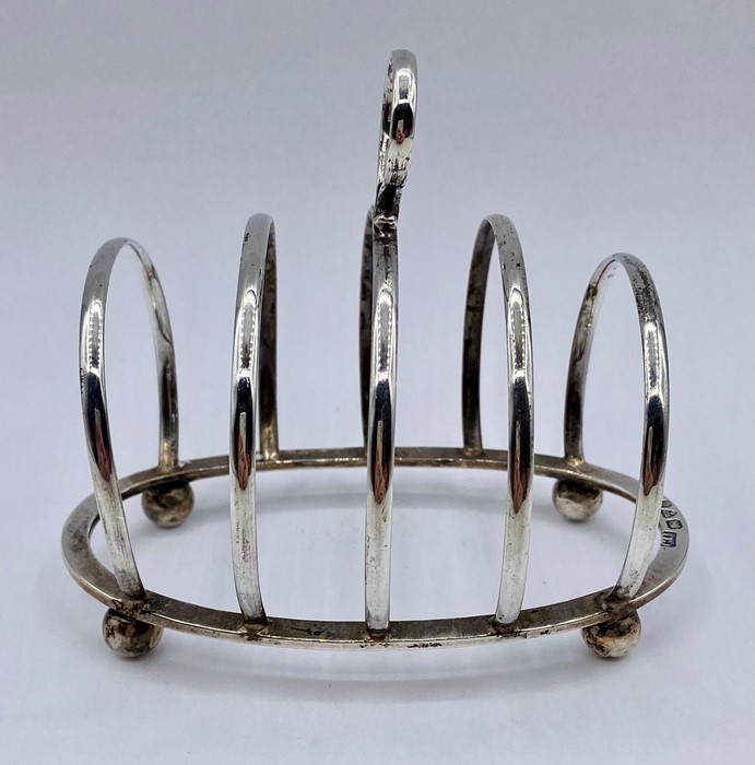 A silver toast rack by George Unite & Sons, hallmarked Chester 1914 (9.5cm x 8cm) - Image 4 of 4