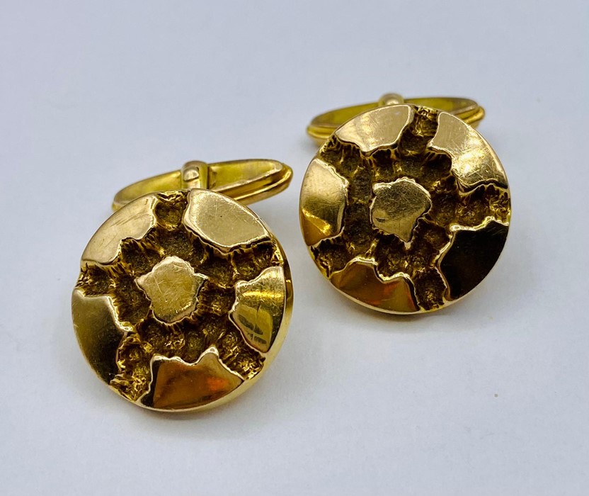 A pair of 9ct gold Gents cuff links (8.9 Total weight)