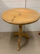 A pine circular hall table (H75cm Dia59cm)