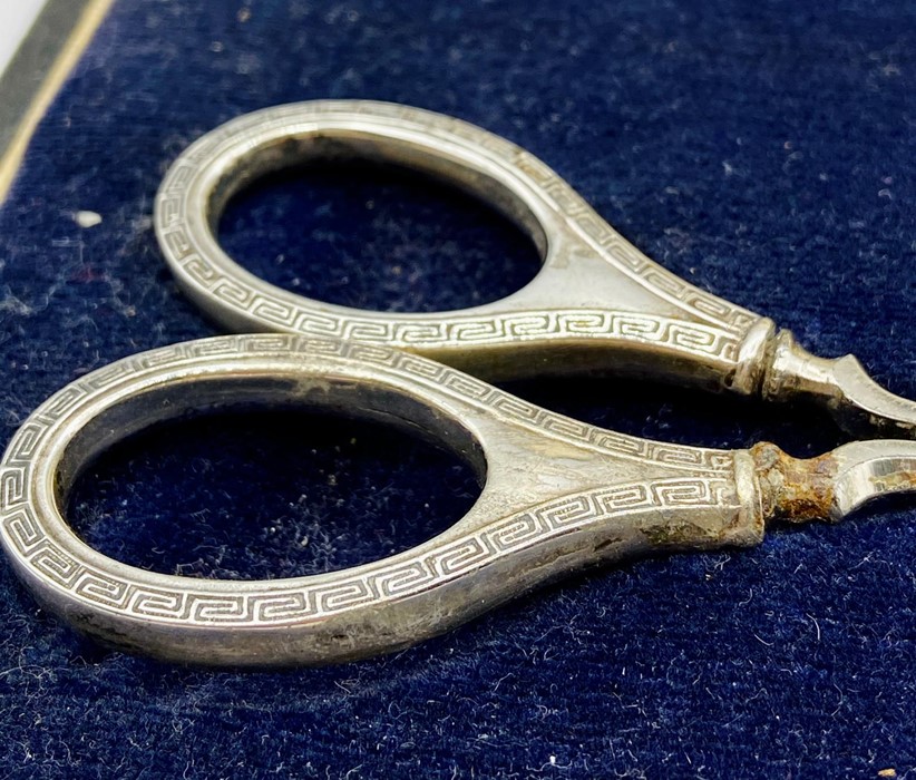 A cased ladies vanity set, silver handled with Greek key design by Henry Matthews and hallmarked for - Image 4 of 5