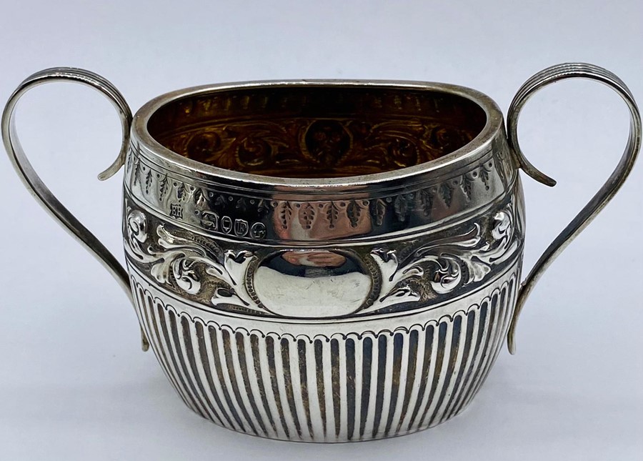 A silver teapot and sugar bowl, hallmarked London 1881, by William Hutton & Sons (Total weight - Image 7 of 8
