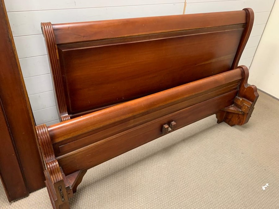 A classic French style mahogany sleigh 5ft bed frame (external width: 163cm) - Image 2 of 3