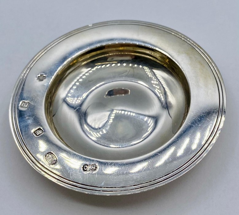 Two small silver dishes, hallmarked for London 2000 by the maker Comyns of London Ltd (116g) - Image 2 of 6