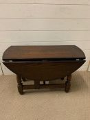 A small mahogany drop side gate leg table (H47cm W76cm D34cm)