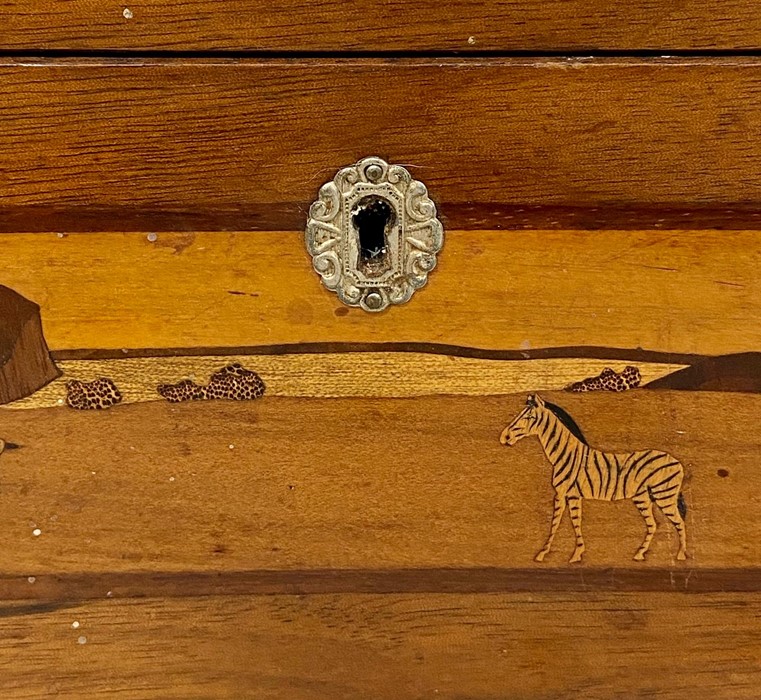 An inlaid wooden box with a savanna theme to the top and sides - Image 7 of 10