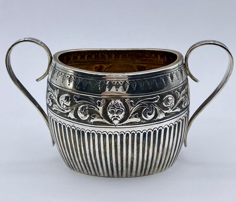 A silver teapot and sugar bowl, hallmarked London 1881, by William Hutton & Sons (Total weight - Image 6 of 8