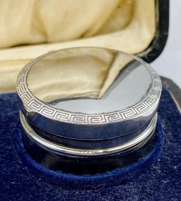 A cased ladies vanity set, silver handled with Greek key design by Henry Matthews and hallmarked for - Image 3 of 5