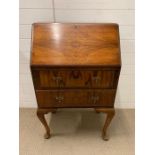 A mahogany bureau with drop front opening to reveal pigeon holes and drawers (H100cm W60cm D40cm)